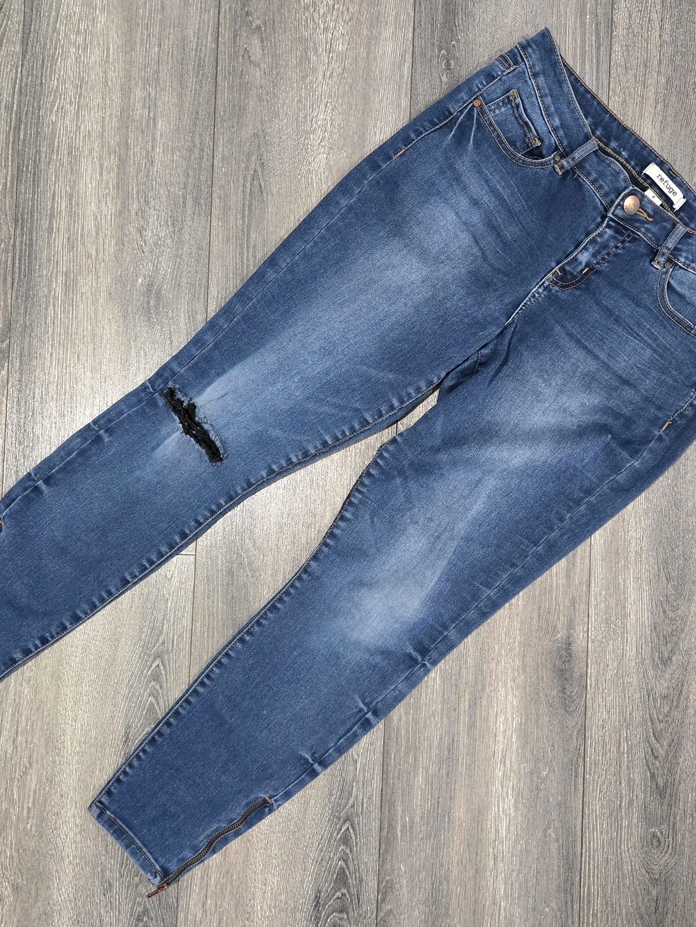 Refuge Dark Blue Skinny Jeans with Knee Rip And Zipper Detail Size 4